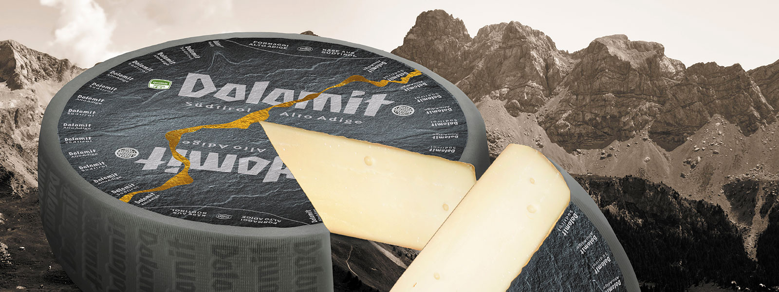 Dolomit Käse aufgeschnitten im Hintergrund die Dolomiten